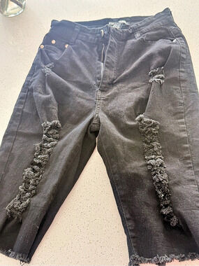 Fashion Nova Distressed Cropped Jeans shorts in Black Waist 6 high stretch